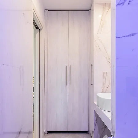 F & B Collection - Downtown Flat For 3