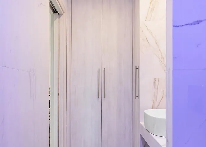 F & B Collection - Downtown Flat For 3